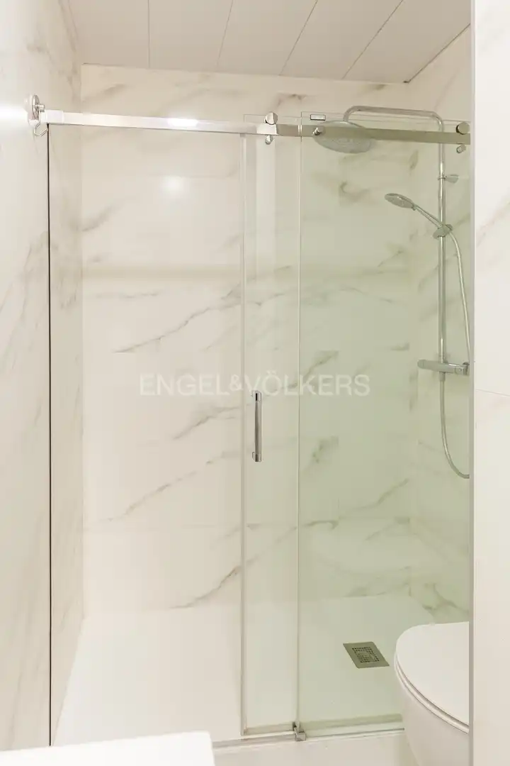 Badezimmer von Wohnung zur Miete in Madrid mit Klimaanlage, Heizung und Möbliert