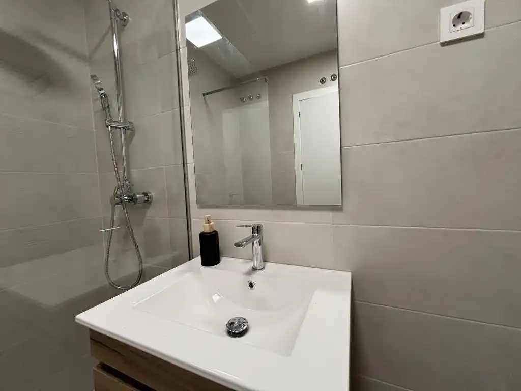 Bany de Estudi de lloguer en Madrid amb Aire condicionat, Moblat i Piscina comunitària