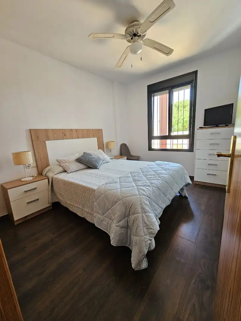 Habitación de Apartamento de alquiler en Chiclana de la Frontera con Aire acondicionado, Amueblado y Horno