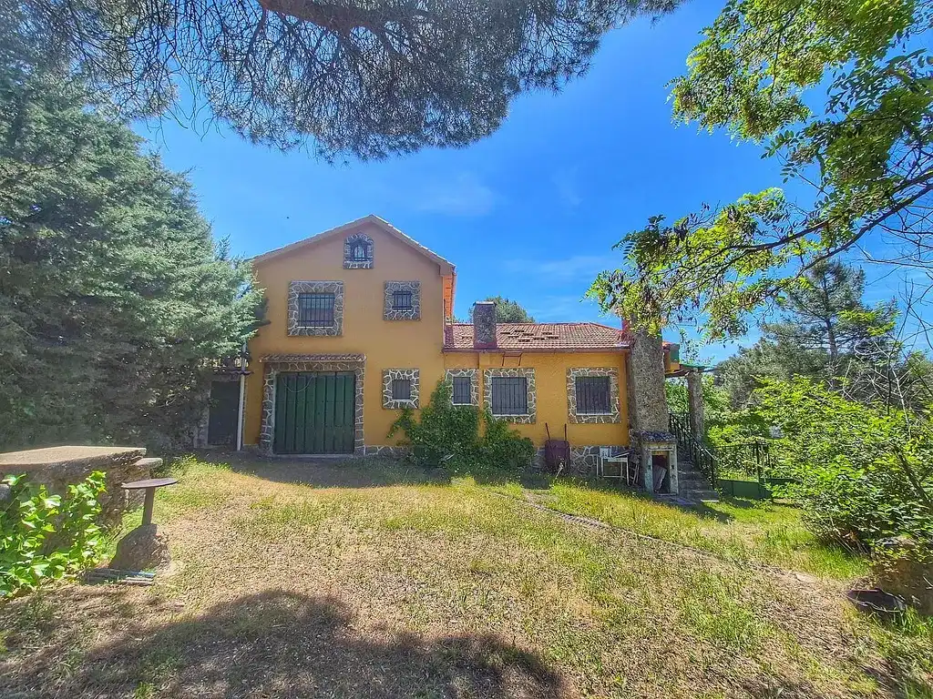 Außenansicht von Einfamilien-Reihenhaus zum Verkauf in Santa María de la Alameda mit Privatgarten und Terrasse