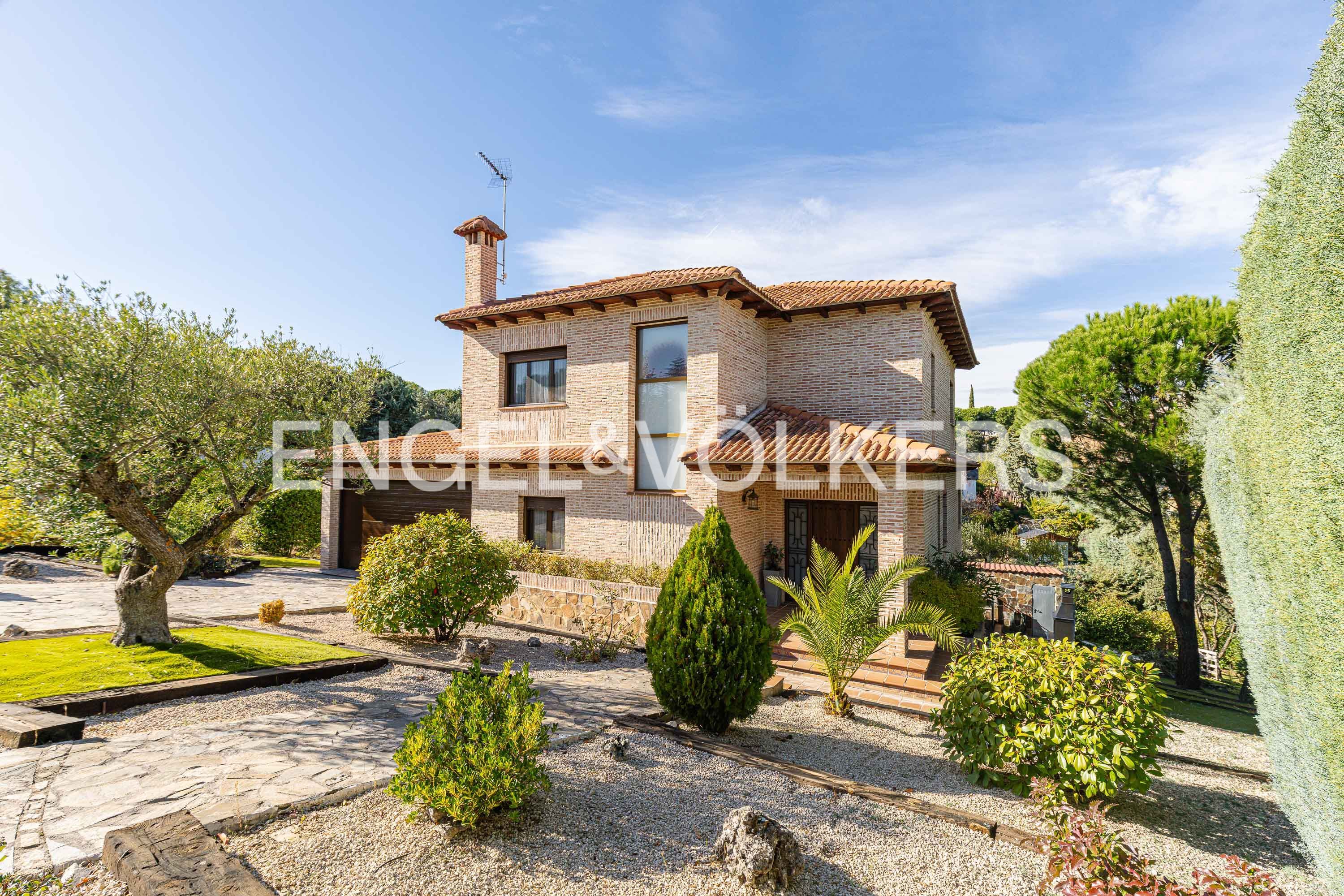 Vista exterior de Casa o xalet en venda en Valdemorillo amb Aire condicionat, Calefacció i Jardí privat