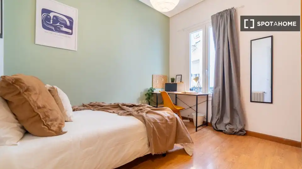 Bedroom of Flat for share in Madrid  with Air Conditioner, Terrace and Furnished