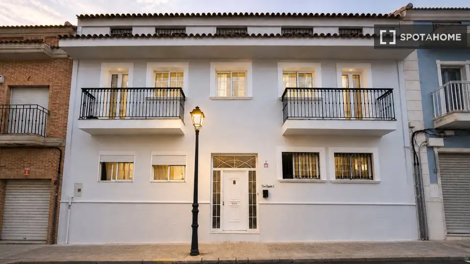 Vista exterior de Pis per a compartir en Valencia amb Aire condicionat, Calefacció i Moblat