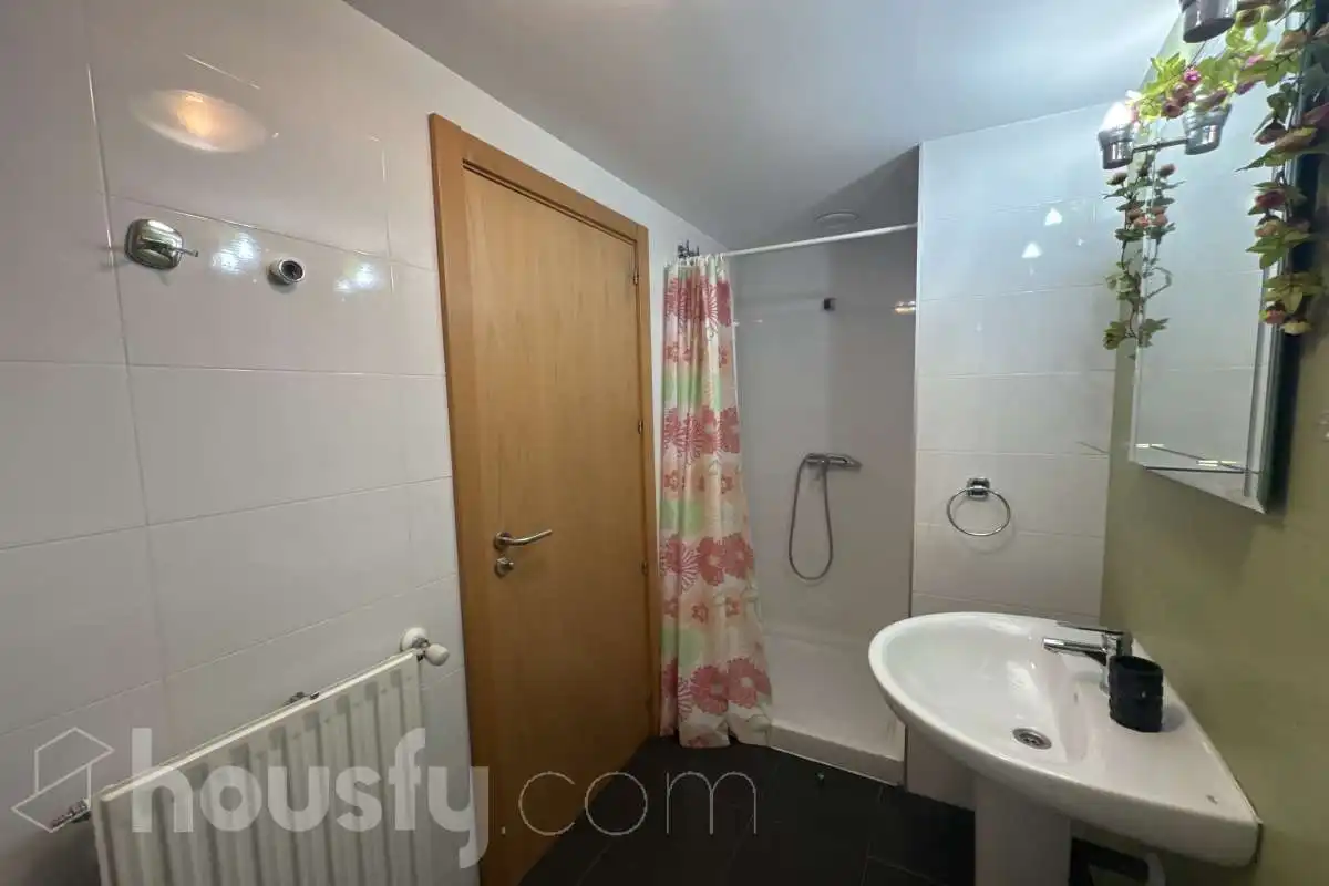 Baño de Piso de alquiler en Valdemoro con Parquet y Amueblado