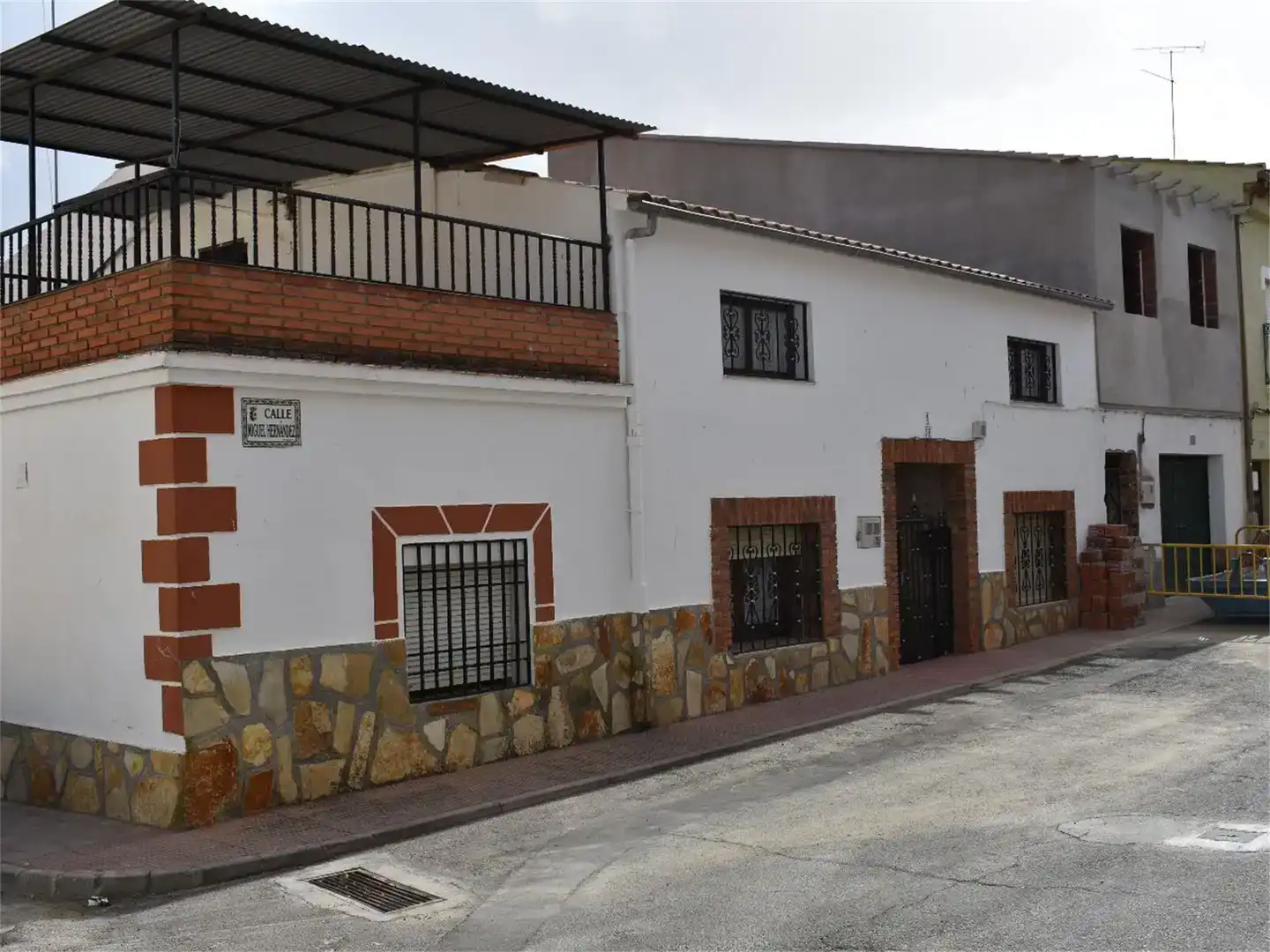 Vista exterior de Casa adosada en venda en Majadas amb Aire condicionat, Traster i Moblat