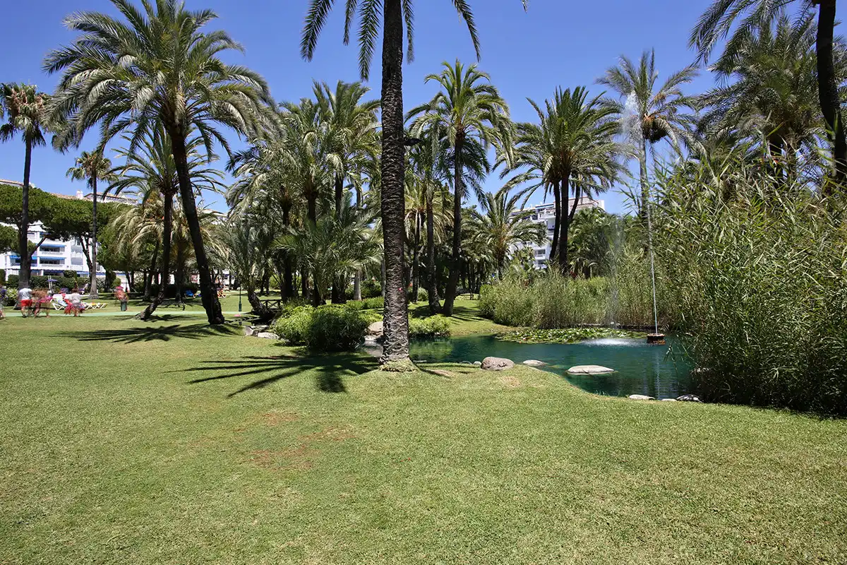 Garten von Erdgeschoss zur Miete in Marbella mit Klimaanlage, Terrasse und Schwimmbad