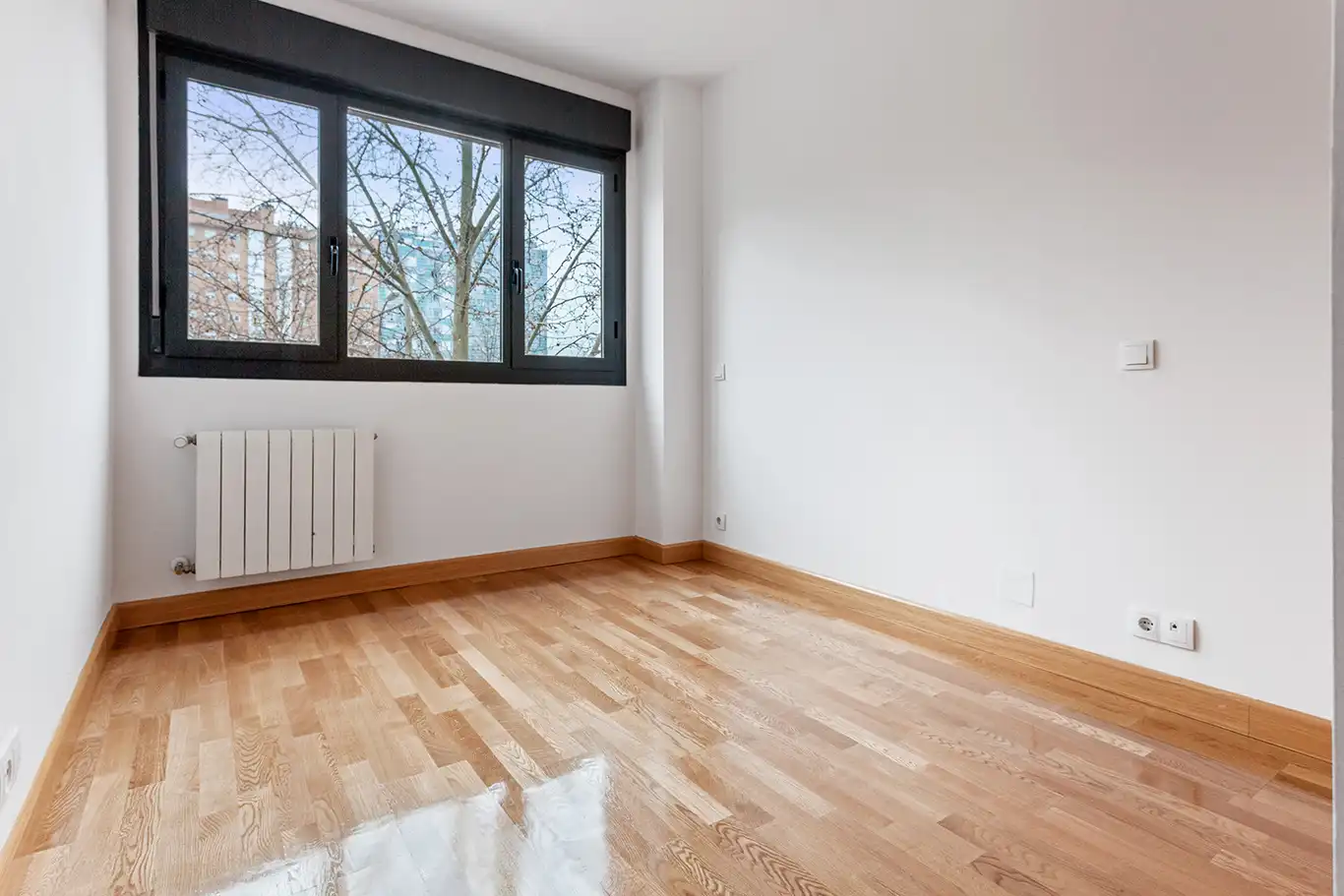 Bedroom of Flat for sale in Madrid  with Air Conditioner, Terrace and Storage room
