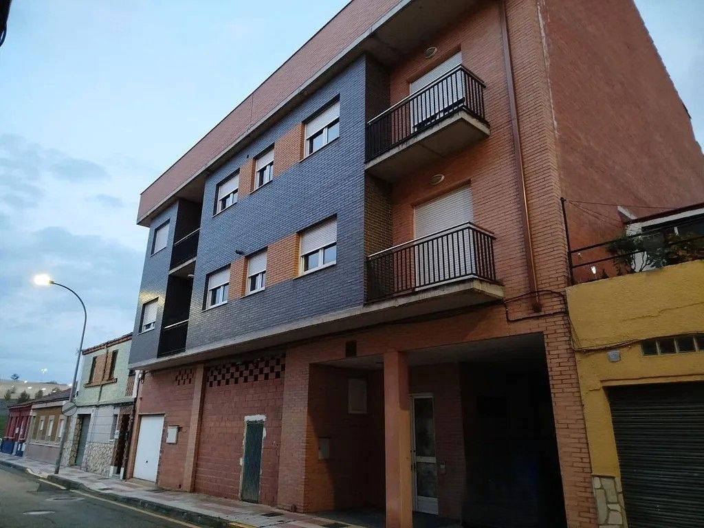 Vista exterior de Edifici en venda en León Capital 
