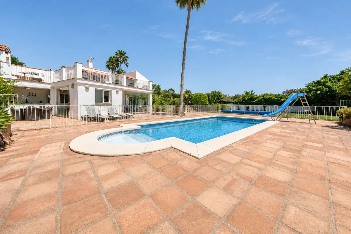 Vista exterior de Casa o chalet en venta en Sotogrande con Aire acondicionado, Jardín privado y Terraza