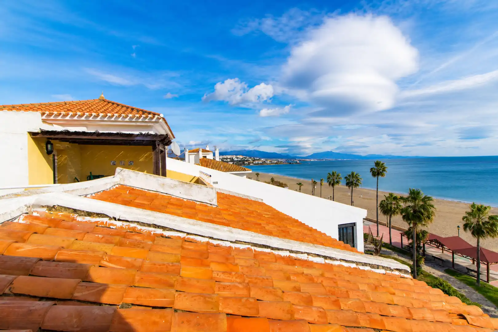 Außenansicht von Dachboden zum Verkauf in Manilva mit Klimaanlage, Terrasse und Schwimmbad