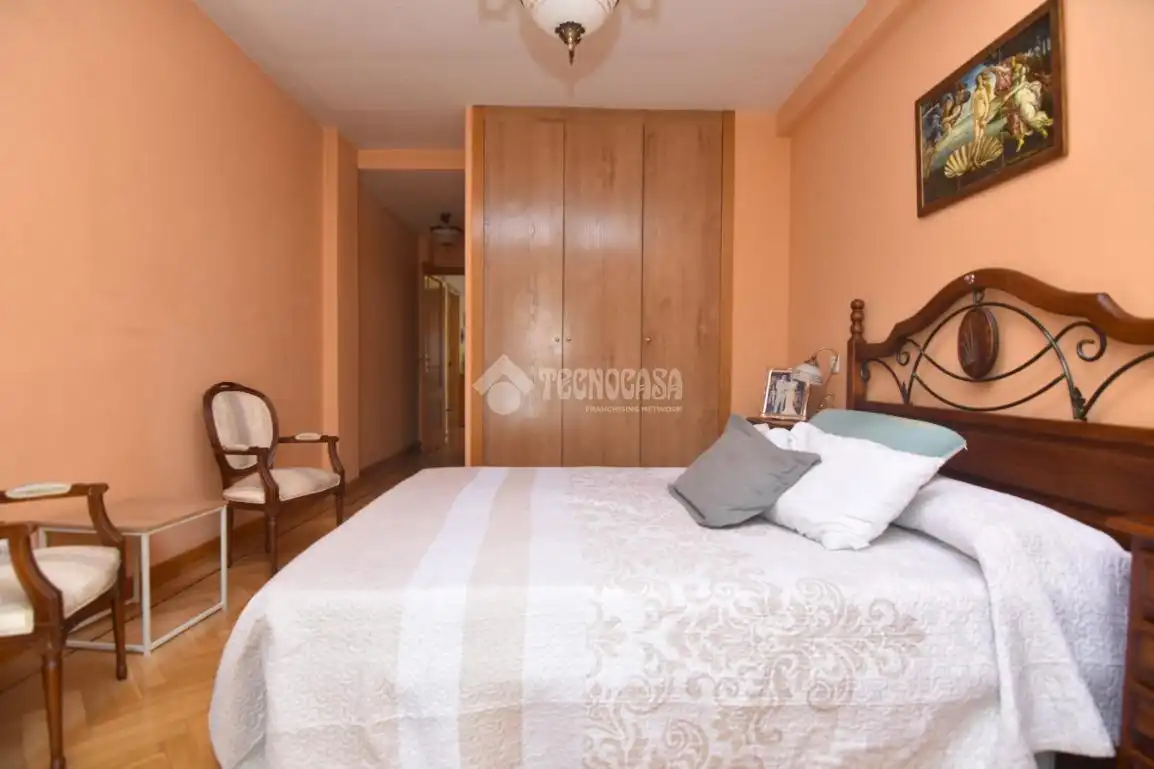 Habitación de Casa adosada en venta en Villaviciosa de Odón con Aire acondicionado, Calefacción y Piscina