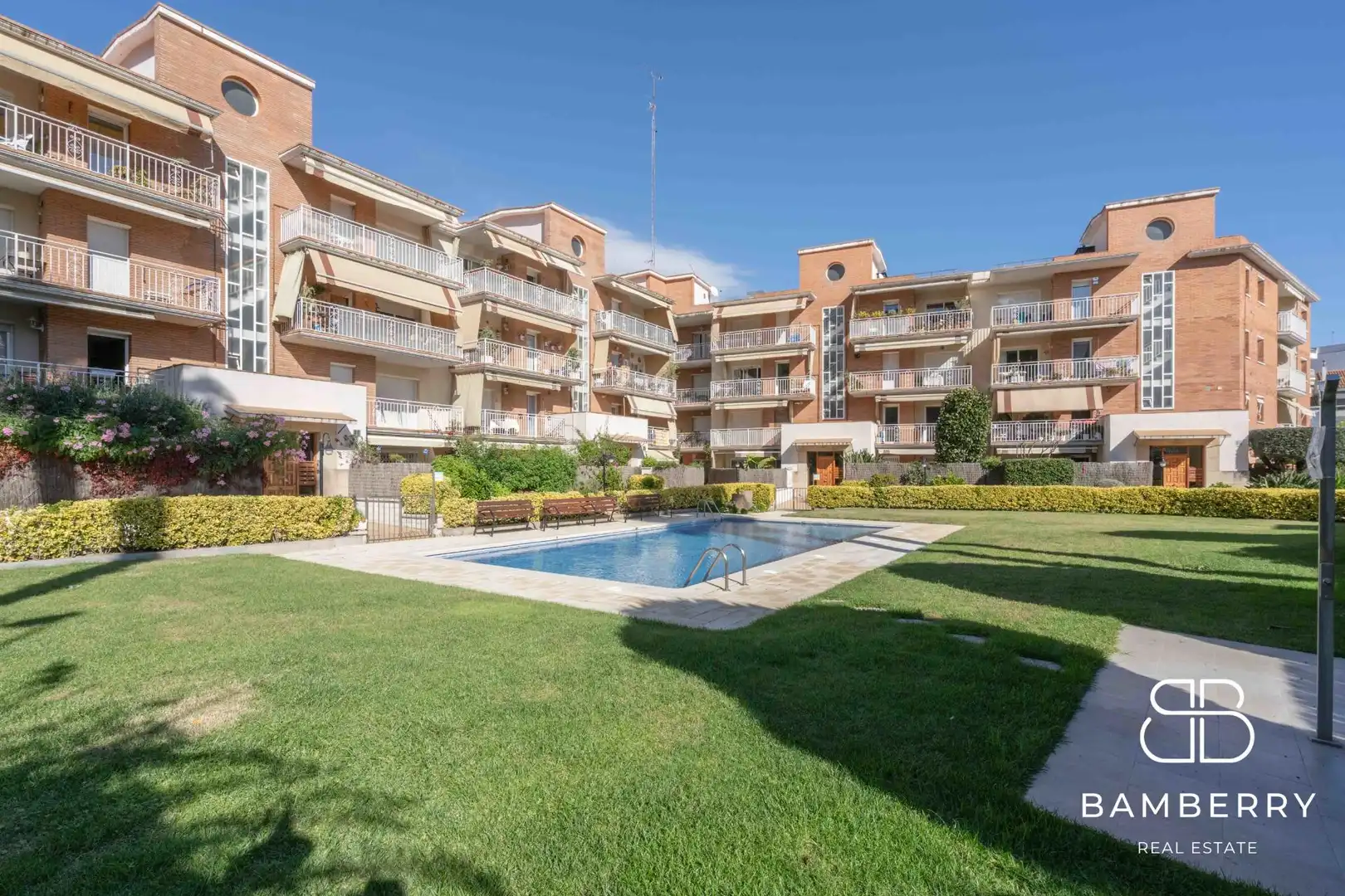 Vista exterior de Pis en venda en Sant Pol de Mar amb Calefacció, Traster i Piscina comunitària