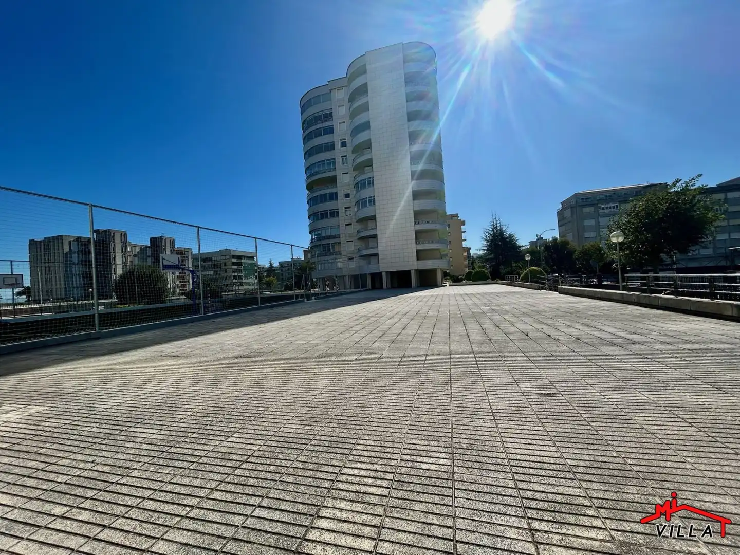 Aparcament de Pis en venda en Laredo amb Calefacció, Terrassa i Balcó