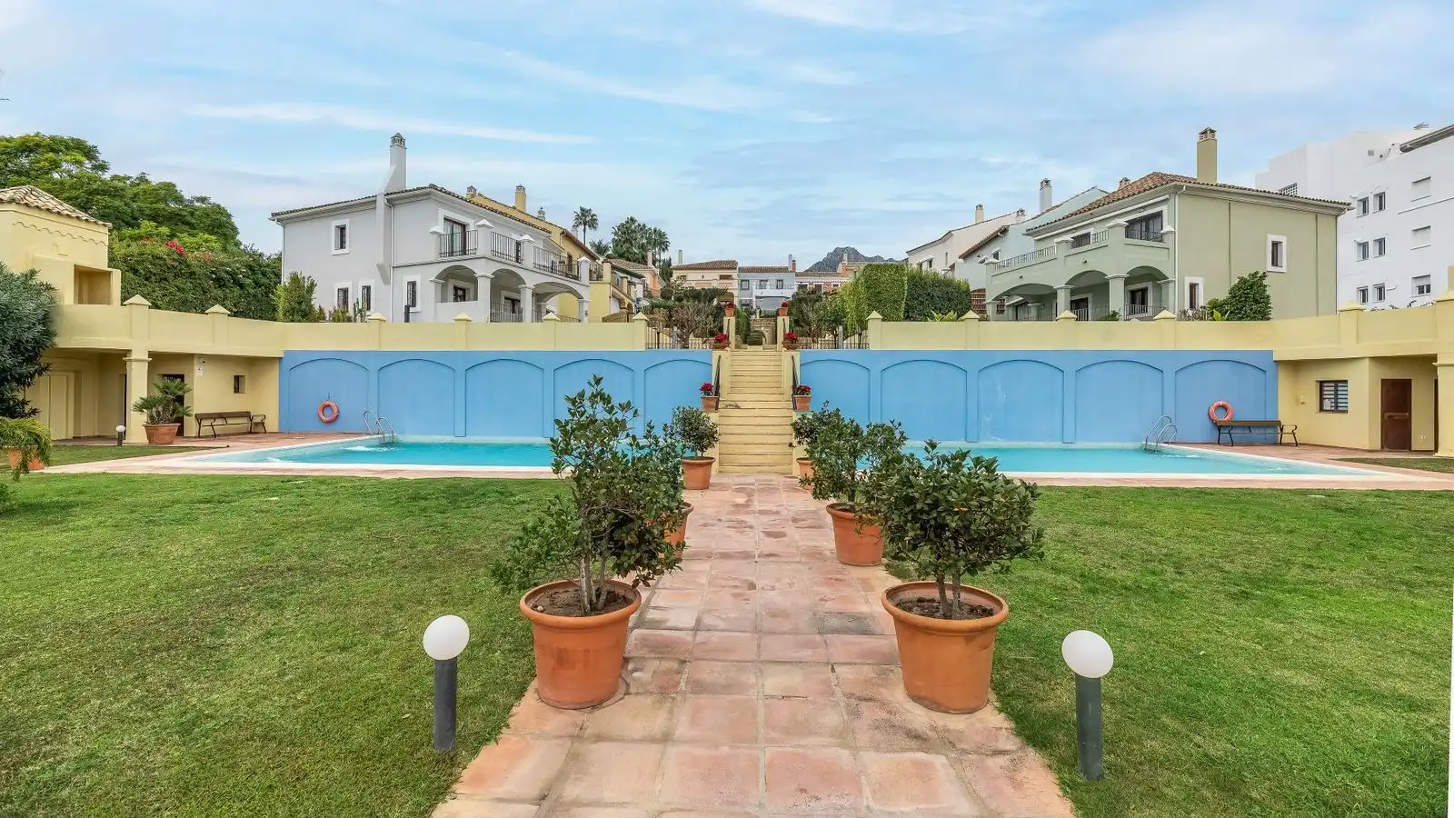 Jardí de Casa adosada en venda en Marbella amb Jardí privat, Moblat i Piscina comunitària
