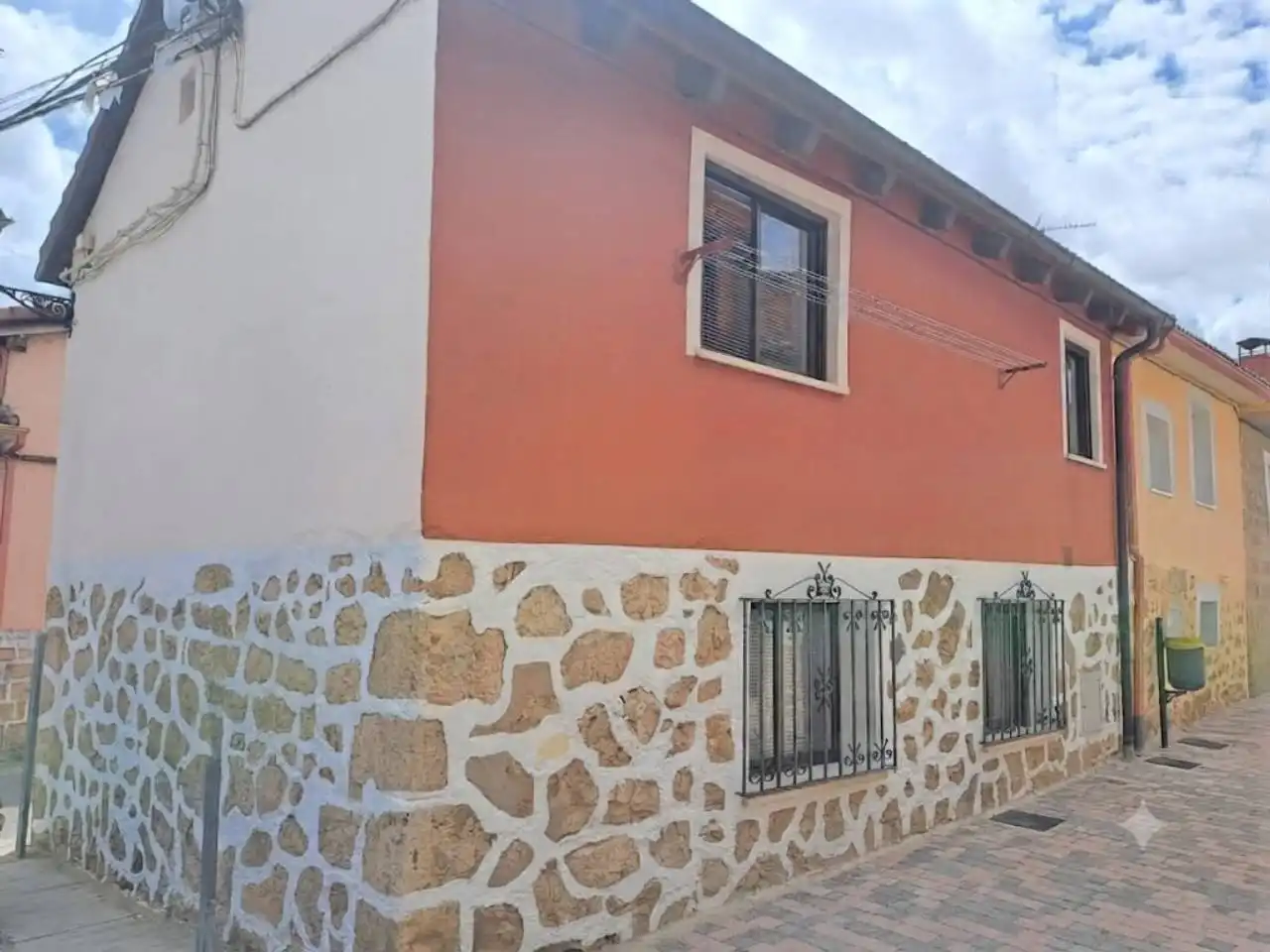 Vista exterior de Casa adosada en venta en Cardeñajimeno con Calefacción y Parquet