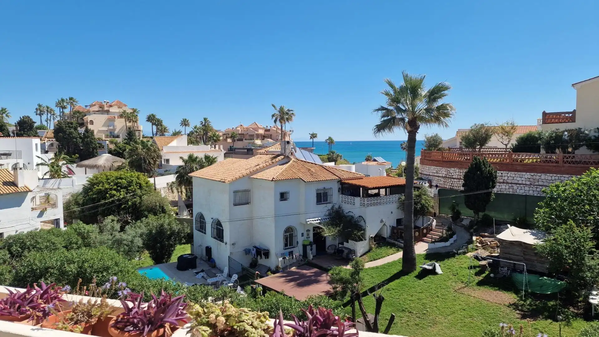 Vista exterior de Casa o xalet en venda en Mijas amb Aire condicionat, Jardí privat i Terrassa
