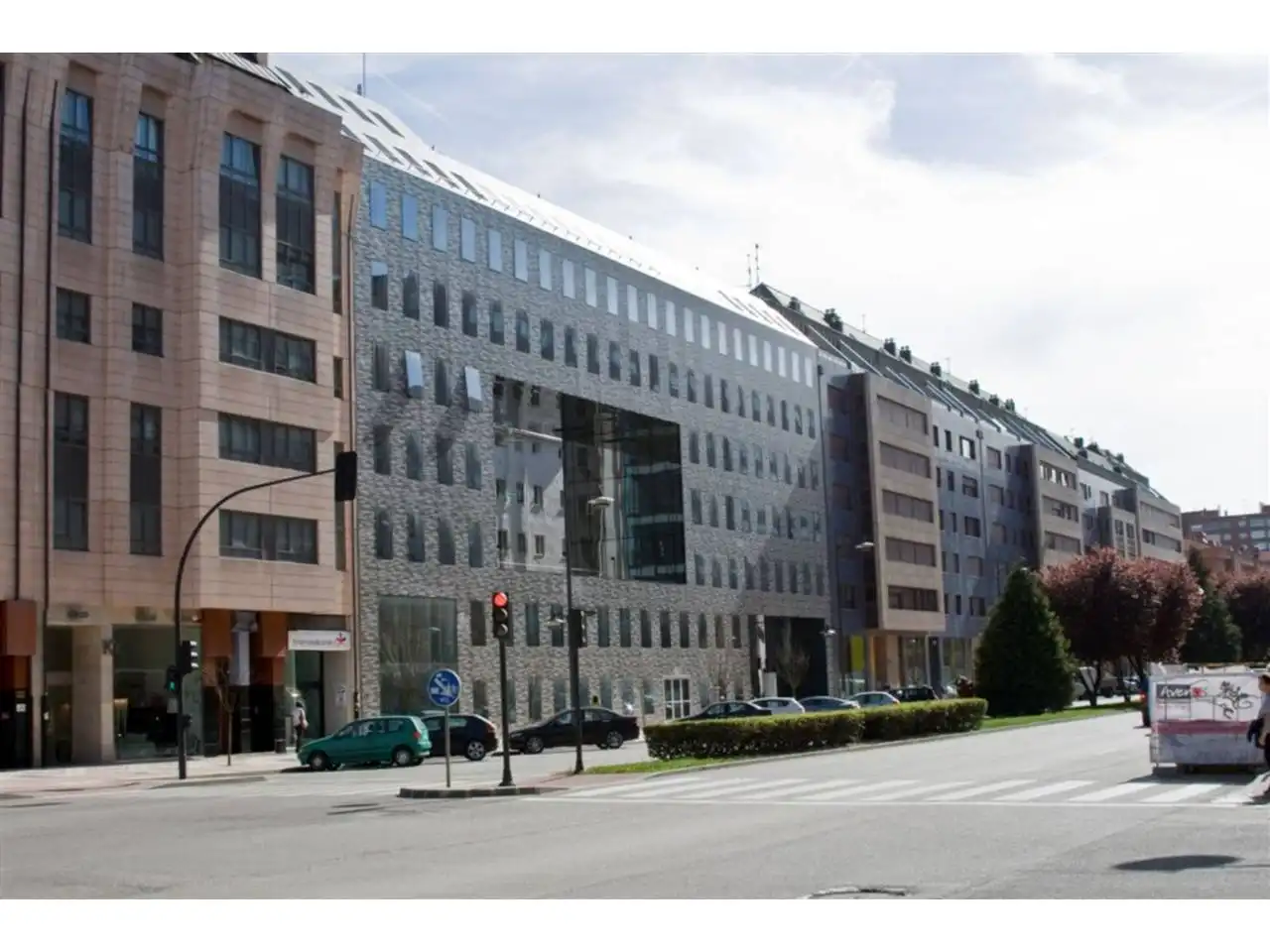 Vista exterior de Oficina en venda en Burgos amb Aire condicionat