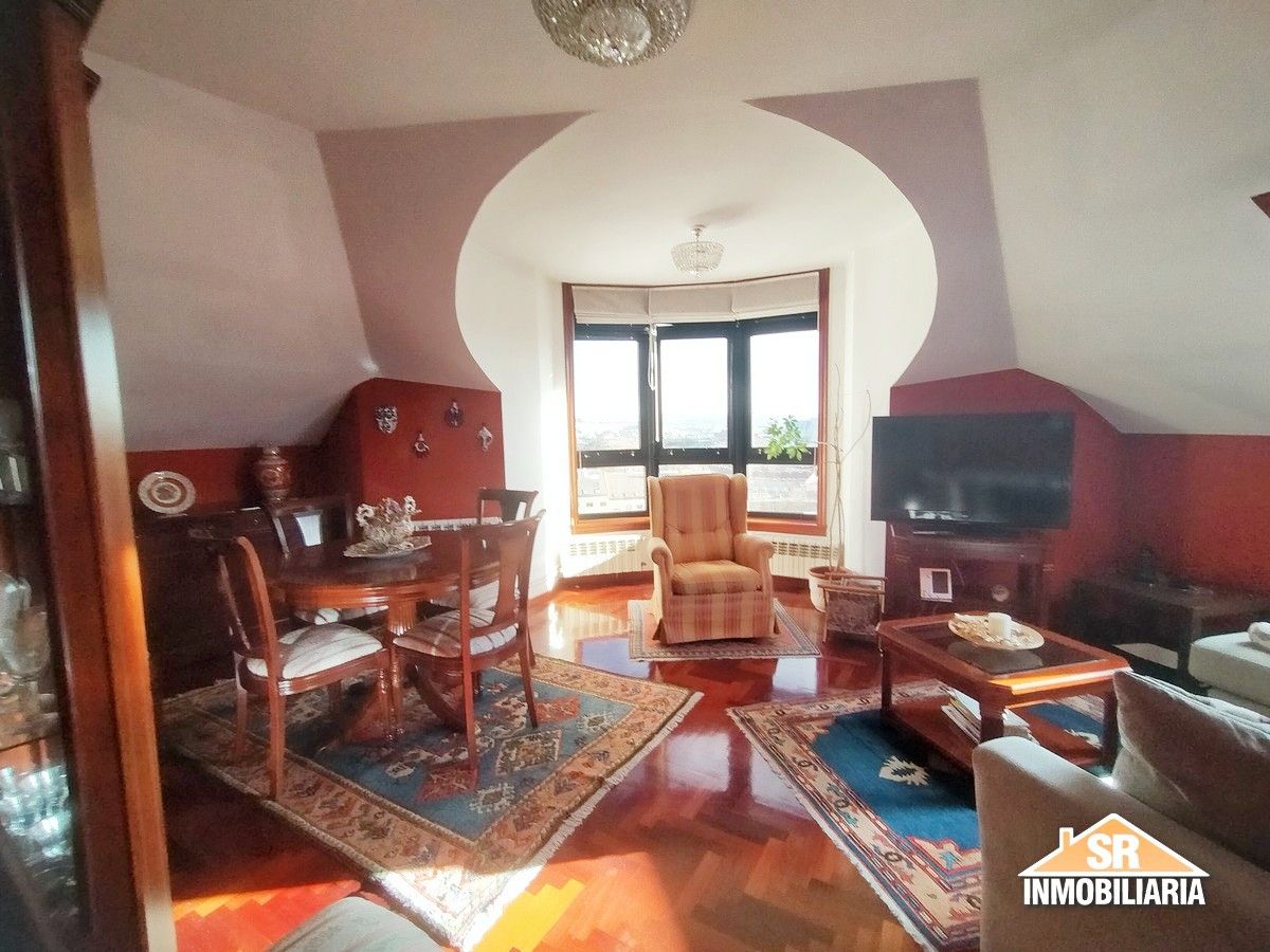 Sala d'estar de Àtic de lloguer en A Coruña Capital  amb Calefacció, Parquet i Moblat