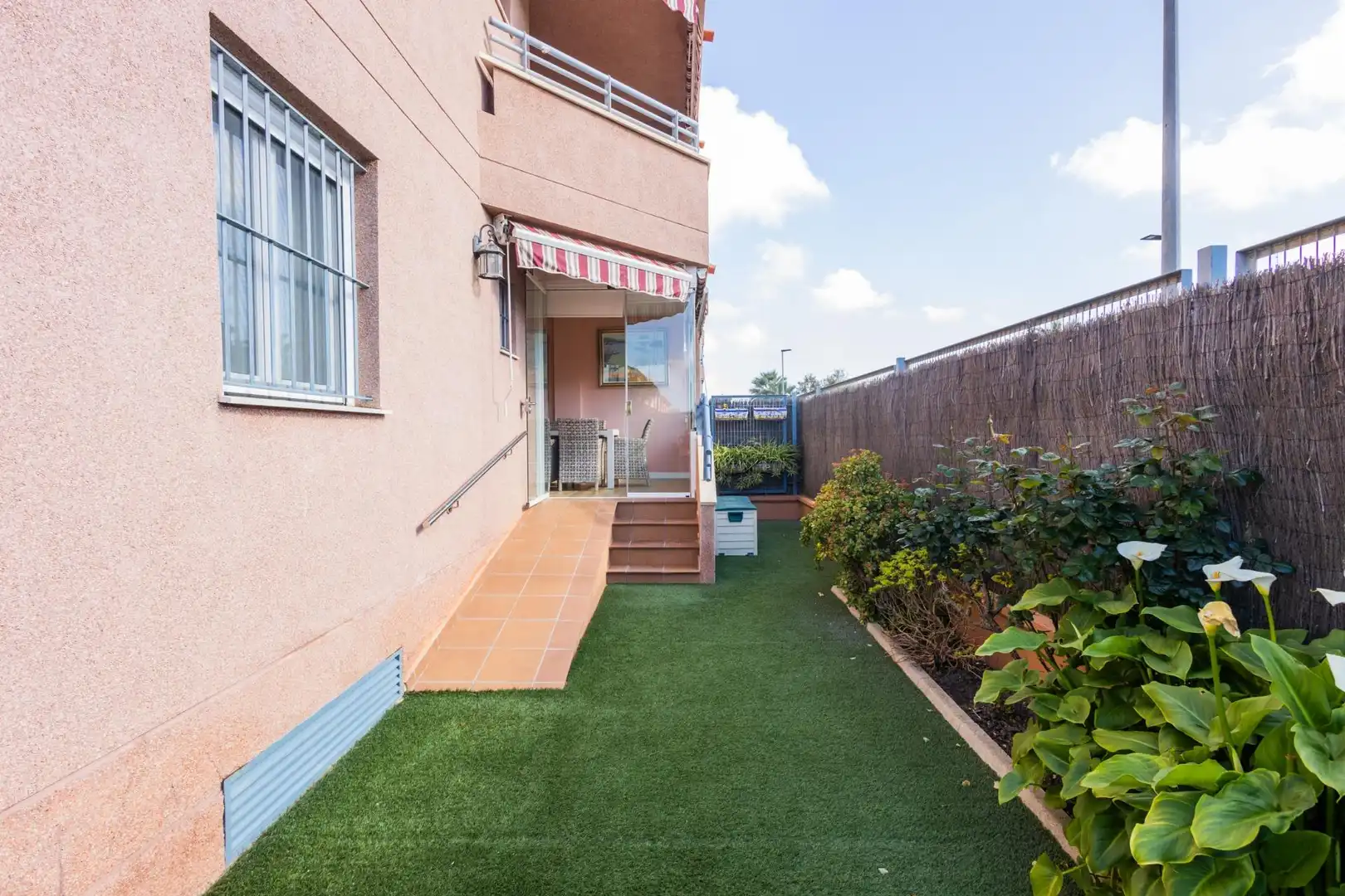 Vista exterior de Pis en venda en Sanlúcar de Barrameda amb Aire condicionat, Calefacció i Jardí privat