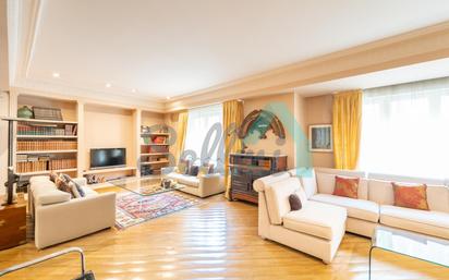 Sala d'estar de Pis en venda en Oviedo  amb Calefacció i Parquet