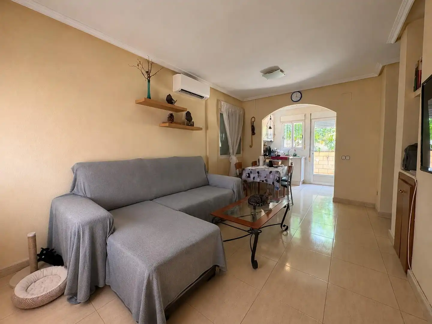 Sala d'estar de Casa adosada en venda en Polop amb Aire condicionat, Jardí privat i Terrassa