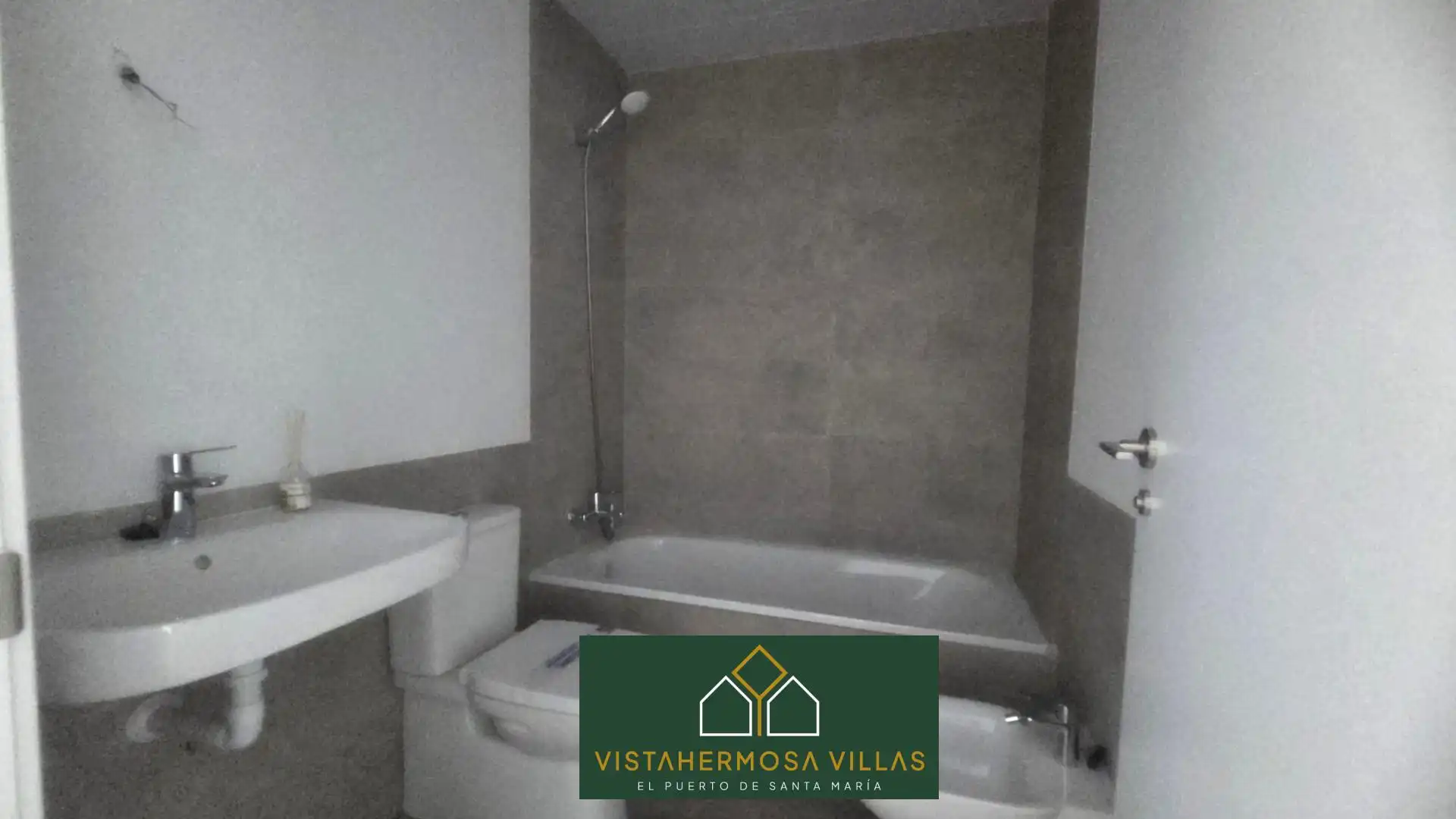 Baño de Piso en venta en El Puerto de Santa María con Terraza y Piscina comunitaria