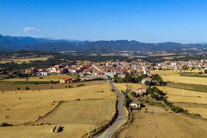 Vista exterior de Edifici en traspas en Casserres amb Alarma