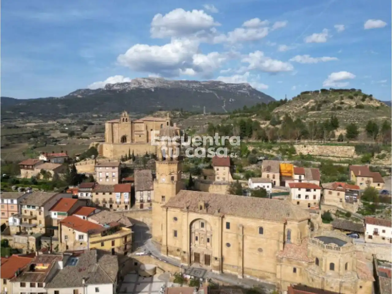 Außenansicht von Einfamilien-Reihenhaus zum Verkauf in Labastida / Bastida mit Heizung, Privatgarten und Parkett