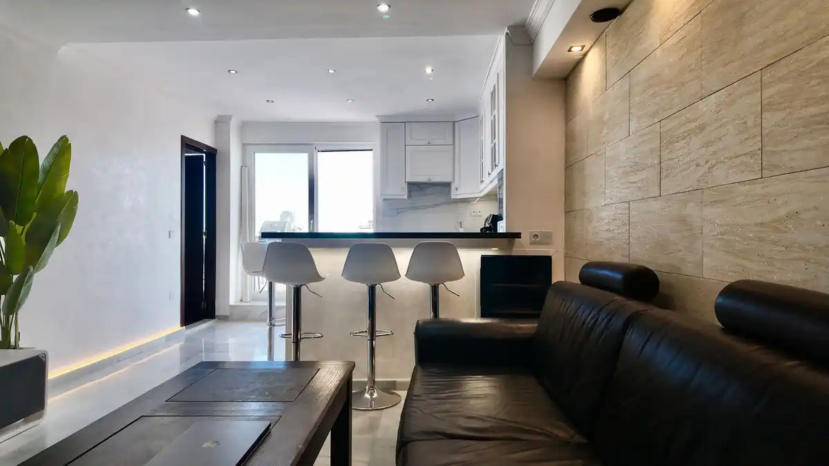 Sala d'estar de Àtic en venda en Estepona amb Aire condicionat, Terrassa i Moblat