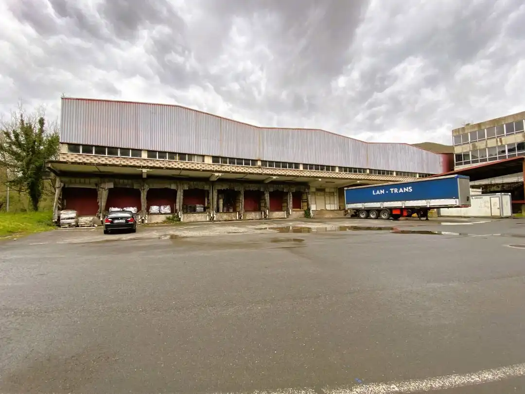 Außenansicht von Fabrikhallen zum Verkauf in Azpeitia