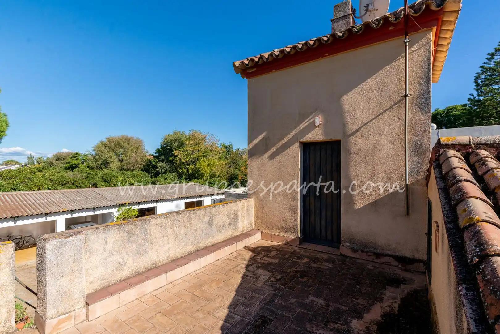 Vista exterior de Casa o xalet en venda en Espartinas amb Aire condicionat, Jardí privat i Terrassa