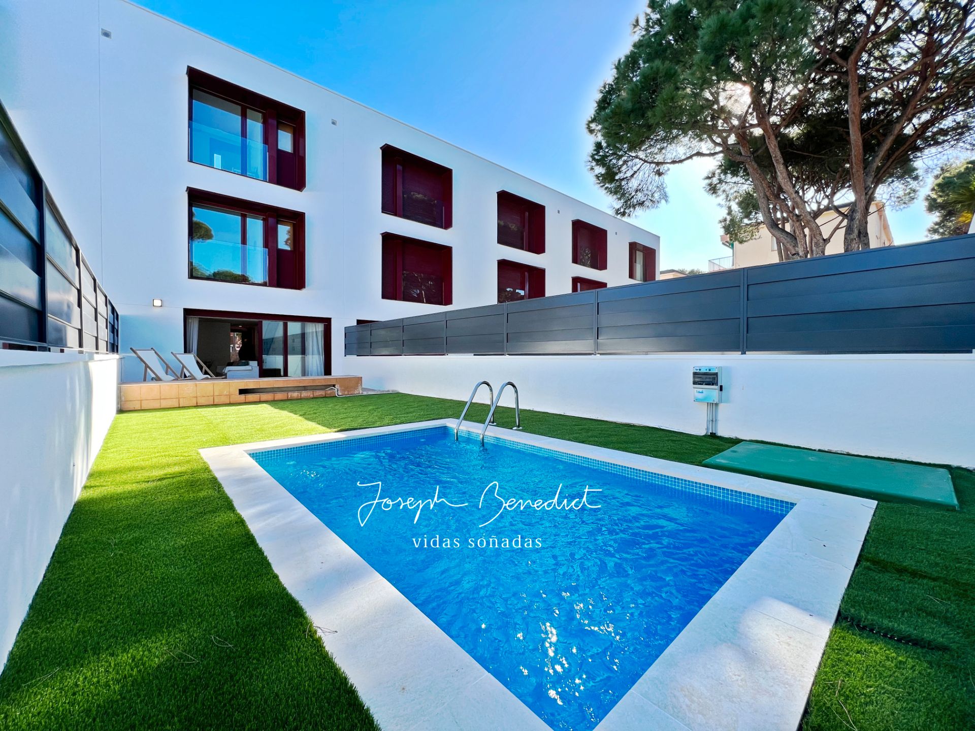 Piscina de Casa adosada en venda en Castelldefels amb Aire condicionat, Calefacció i Jardí privat