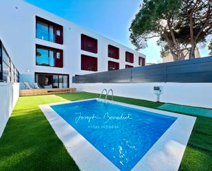 Swimming pool of Single-family semi-detached for sale in Castelldefels  with Air Conditioner, Heating and Private garden