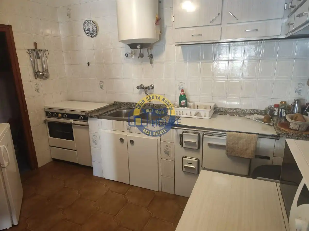 Kitchen of Houses for sale in Villanueva de las Manzanas, León