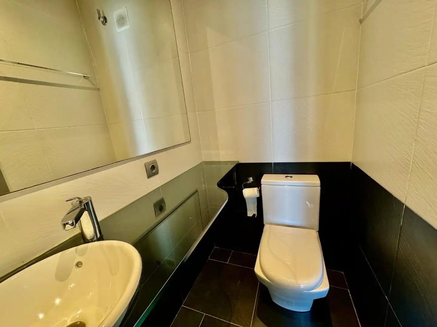 Badezimmer von Wohnung zur Miete in Barcelona mit Klimaanlage, Heizung und Abstellraum
