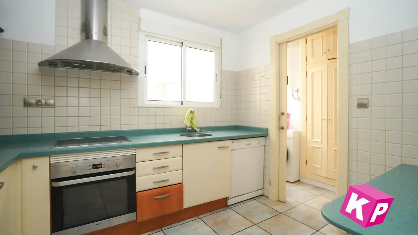 Küche von Wohnung zum Verkauf in Santa Pola mit Klimaanlage, Heizung und Terrasse