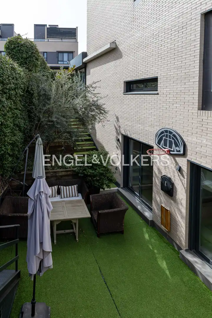 Terrassa de Casa adosada en venda en Madrid amb Aire condicionat, Calefacció i Jardí privat
