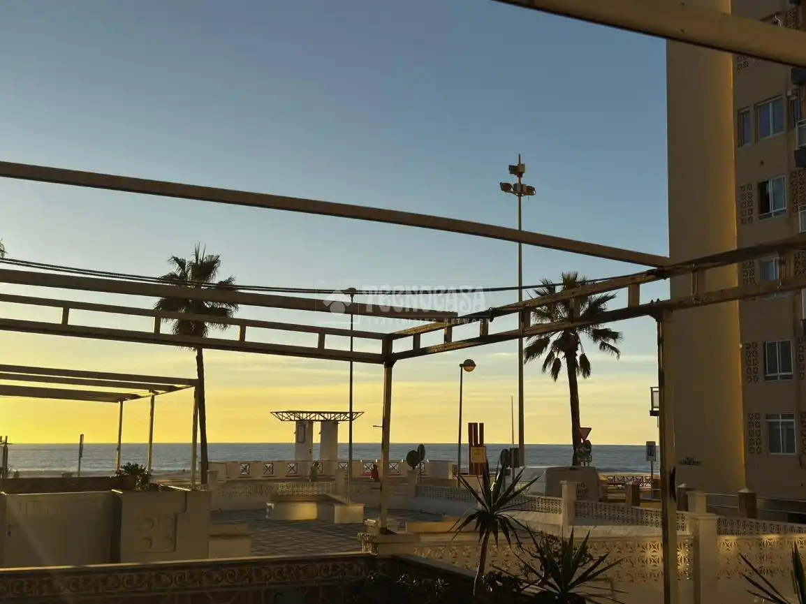 Außenansicht von Wohnung zum Verkauf in Cádiz mit Privatgarten und Terrasse