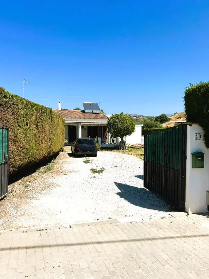 Vista exterior de Finca rústica en venda en Estepona amb Jardí privat, Terrassa i Piscina