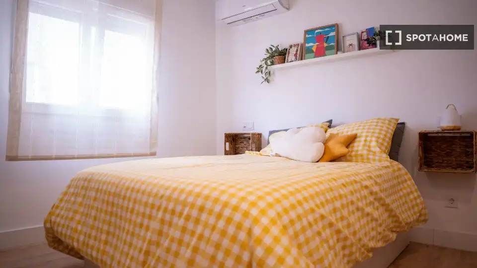 Dormitori de Apartament per a compartir en Málaga amb Aire condicionat, Terrassa i Moblat