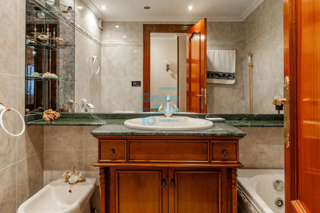 Baño de Piso en venta en Donostia - San Sebastián  con Calefacción y Balcón