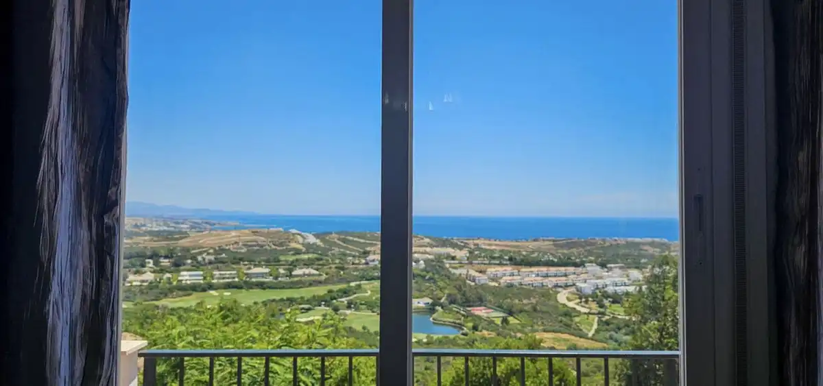Dúplex con piscina en venta en Doña Julia Golf