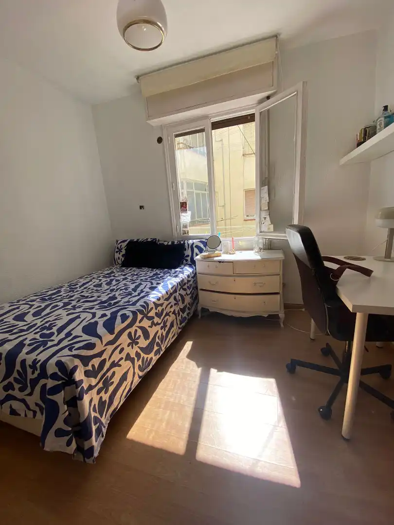 Schlafzimmer von Wohnung zur Miete in Madrid mit Heizung, Parkett und Möbliert