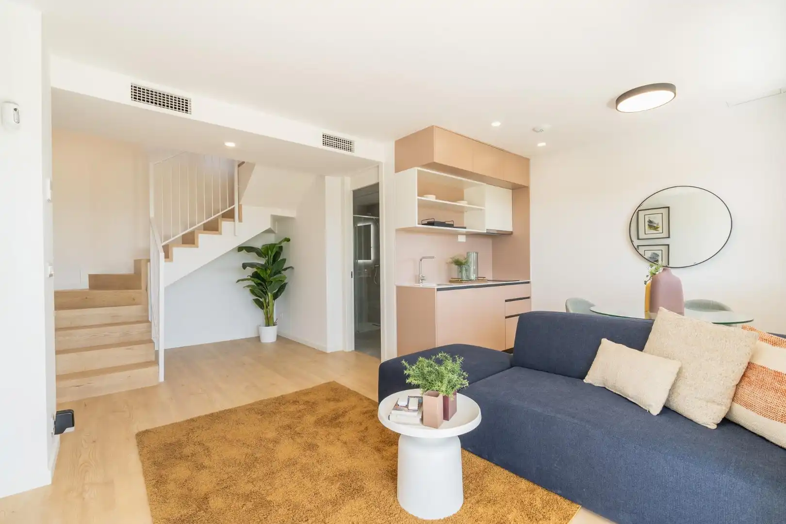 Sala d'estar de Casa adosada en venda en La Nucia amb Aire condicionat, Jardí privat i Terrassa
