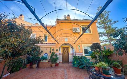 Vista exterior de Casa adosada en venda en Alhaurín de la Torre amb Aire condicionat i Terrassa