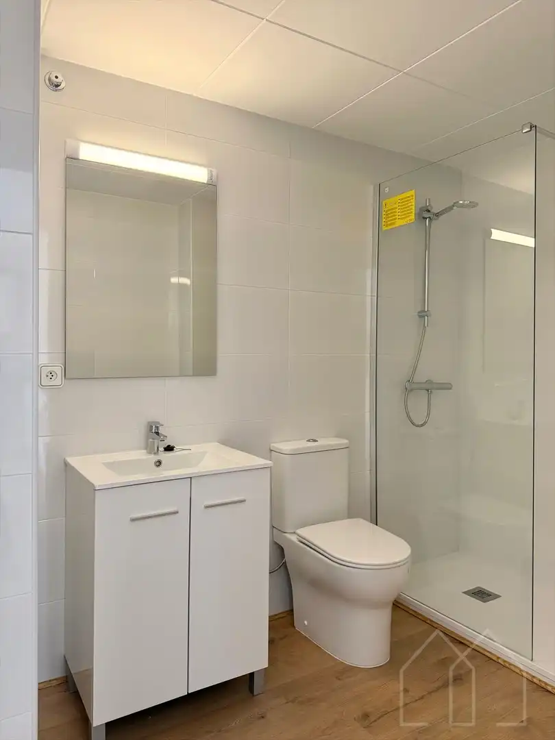 Bany de Pis en venda en Girona amb Aire condicionat, Calefacció i Terrassa