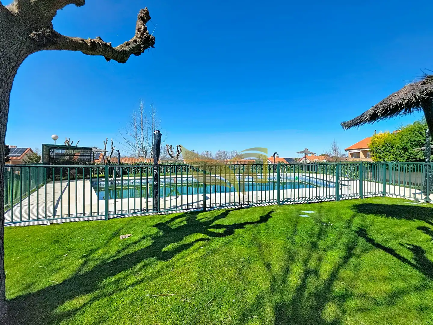Piscina de Casa adosada en venta en Aranjuez con Aire acondicionado, Calefacción y Jardín privado