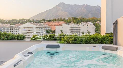 Ático de Lujo con Jacuzzi y Vistas en Venta en Plena Milla de Oro, Marbella, Málaga