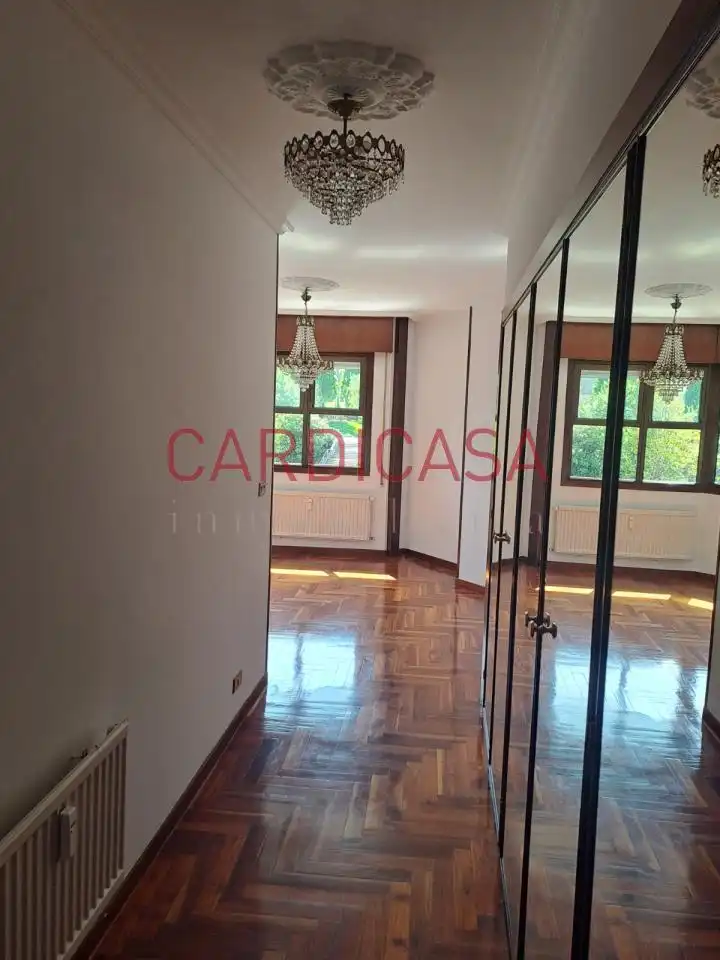 Piso de alquiler en Vigo  con Calefacción, Parquet y Balcón