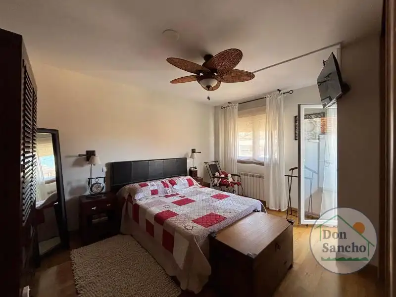 Habitación de Casa adosada en venta en Cabezón de Pisuerga con Calefacción, Jardín privado y Terraza